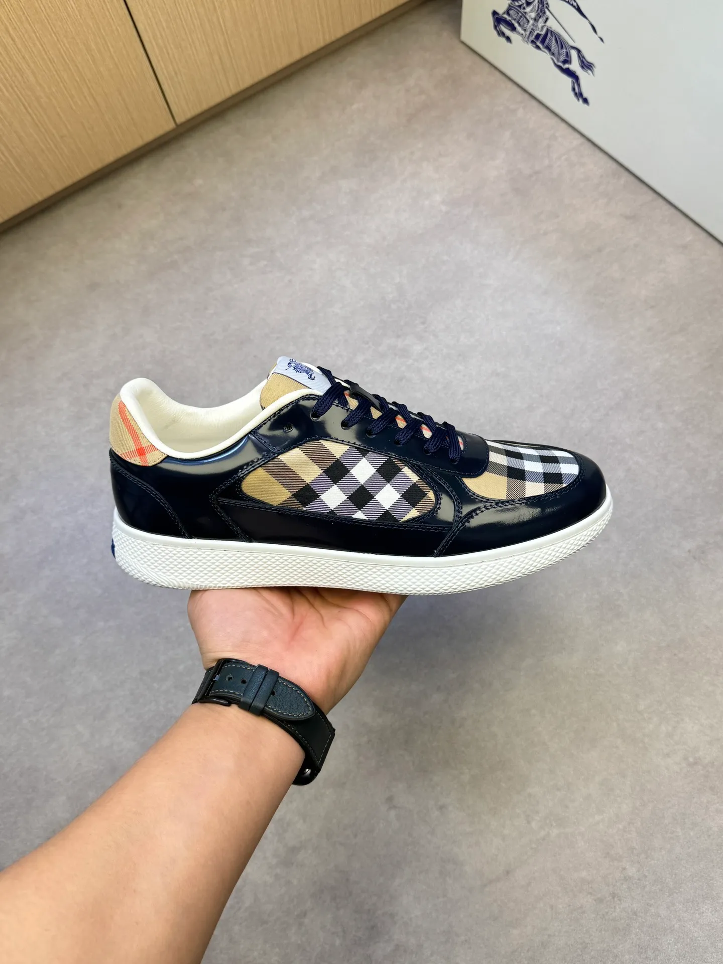 P400 [BURBERRY] Burberry casual sports sneakers - Upper: imported 🔝 open edge beaded calfskin, brand totem cloth, tongue brand cloth label - Inner: water-dyed cowhide - Outsole: ultra-light TPR rubber; two-color molded outsole - Super high quality control·Fine workmanship: highlighted (high-end, extravagance, grade) -Size: 38-44 (Male 45, can be customized)·BBR0372